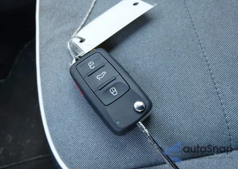 2016 Volkswagen Beetle 1.8T Denim z USA, uszkodzony, nr VIN 3VW517AT0GM812777